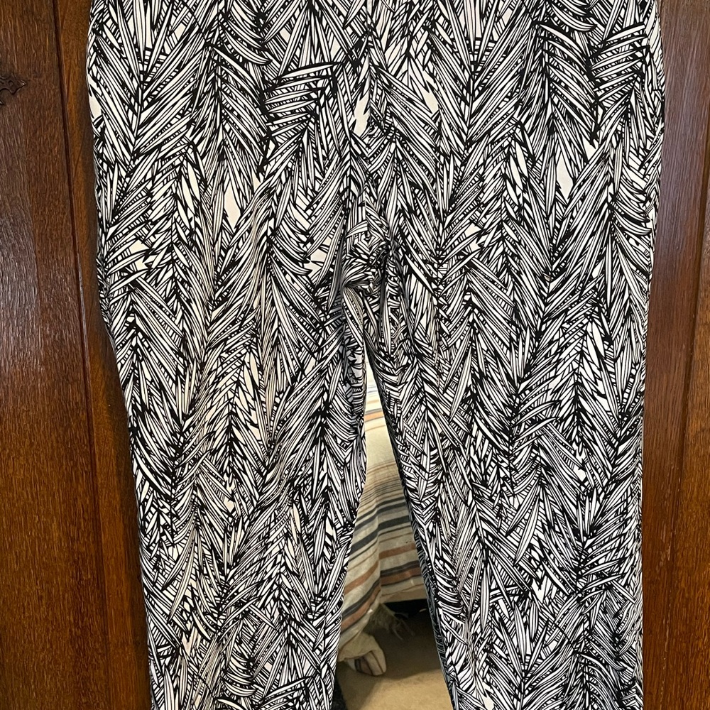 Coldwater Creek Black & White Leaf Patterned Capris